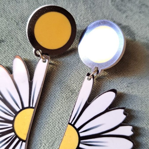 Daisy earrings large dangling like new, plexiglass