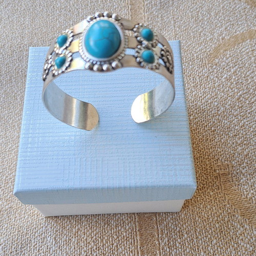 Bracelet cuff like new with turquoise and haolite stones