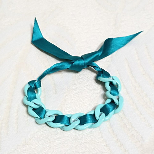 Turquoise bracelet with chain and emerald ribbon bow