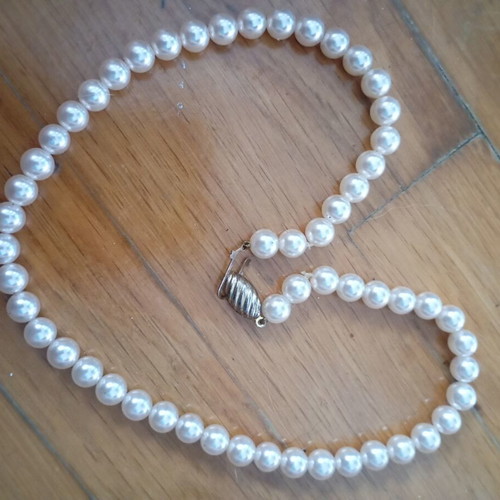 Fo pearl necklace, single strand, vintage style