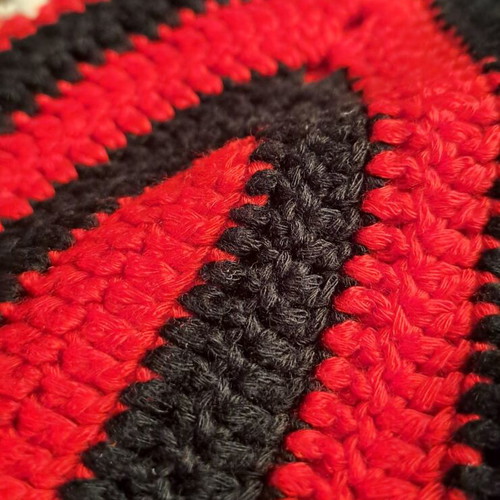 Knitted bikini top like new, size S, black and red