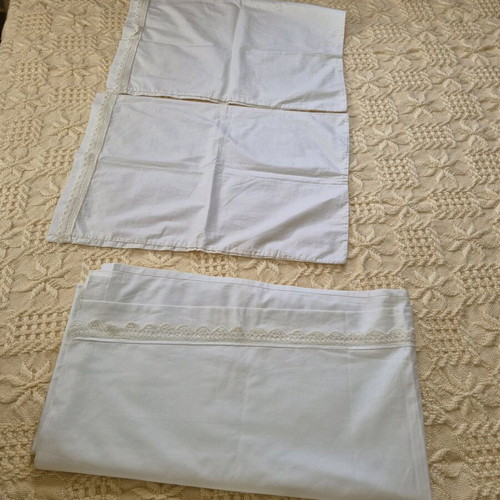 Bed sheet and 2 pillowcases white, like new, double bed size