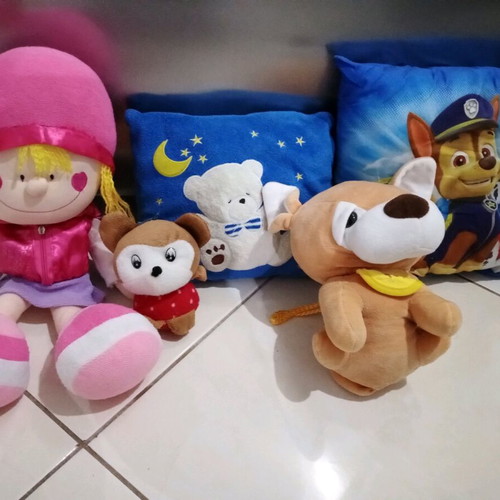 Stuffed toys like new, set of 5 with pillows and figures