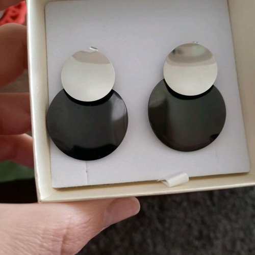 Drop earrings in black and silver circle shape new