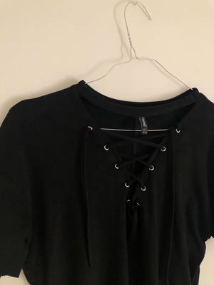 Stradivarius κοντομάνικη μπλούζα μεταχειρισμένη, suede, μαύρη, μέγεθος S