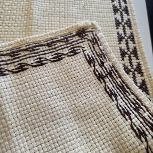 Handmade embroidered table runner like new, ecru and brown 90×27 cm
