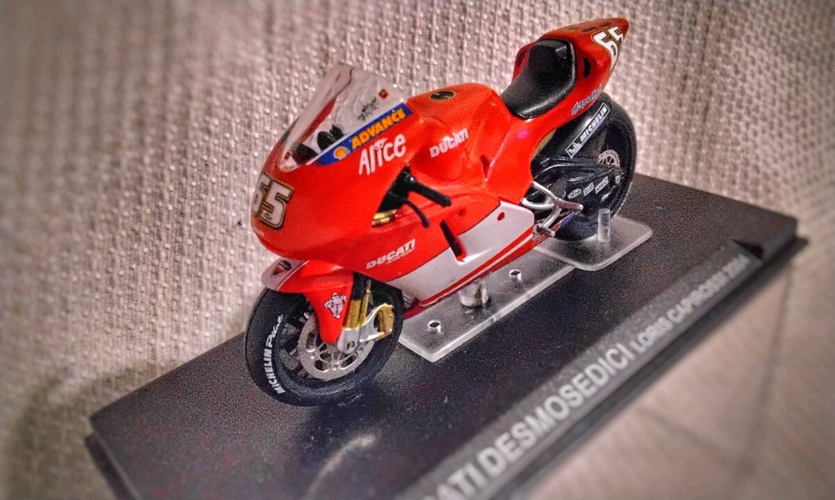Ducati Desmosedici 2004 モデルキット Loris Cap Ducati Desmosedici 2004 モデルキット Loris Cap 【公式通販】