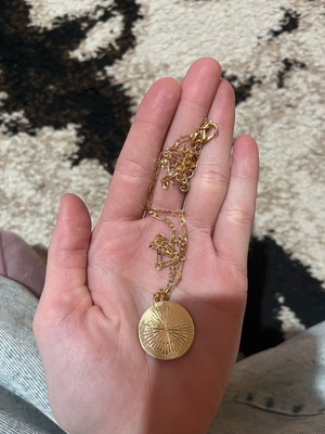 Necklace with detail like new, gold color