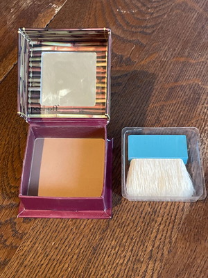 Mat Bronzer Benefit Hoola for face 8 grams unused