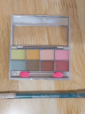 Eyeshadow palette and eye pencil set new, pack of 8 colors