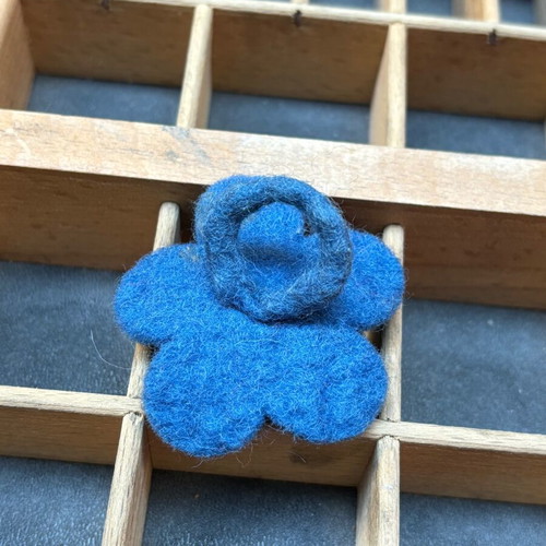Felt ring blue flower