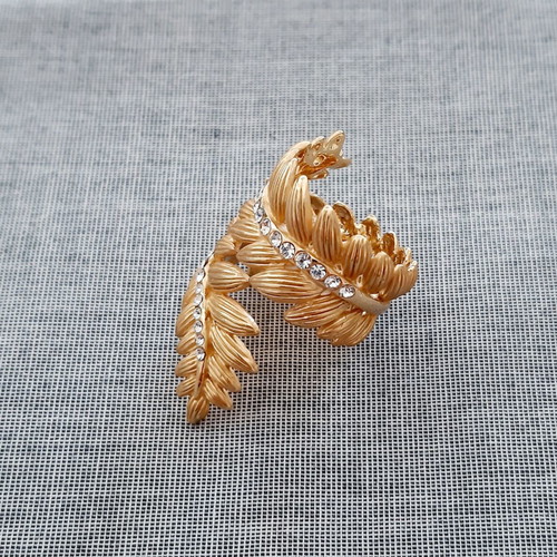 Gold ring with white crystals new, gift pouch