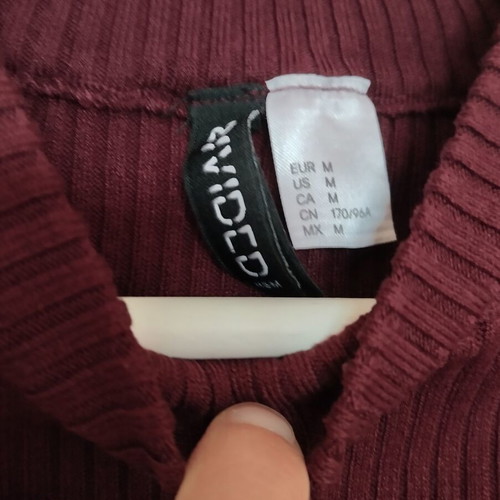 H&M burgundy crop top ribbed turtleneck like new, size S/M