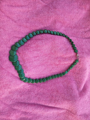 Green necklace like new, bijou