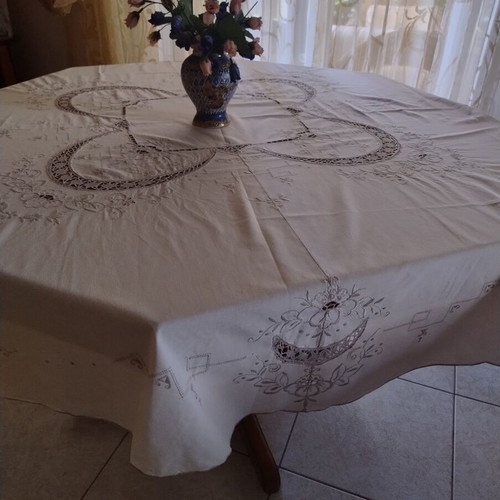 Round tablecloth with embroidery, diameter 1.70m