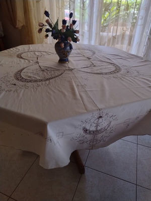 Round tablecloth with embroidery, diameter 1.70m