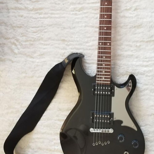 Cort Z22 electric guitar like new with case and strap