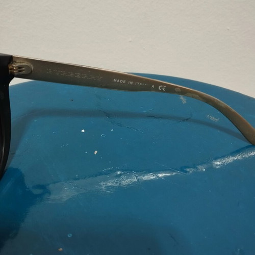 Burberry sunglasses used with defect