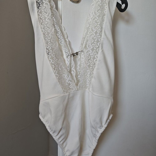 White bodysuit with lace like new, size S/M