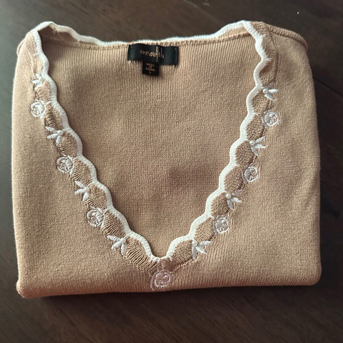 Beige knitted women's blouse L with white embroidered flowers and pearl