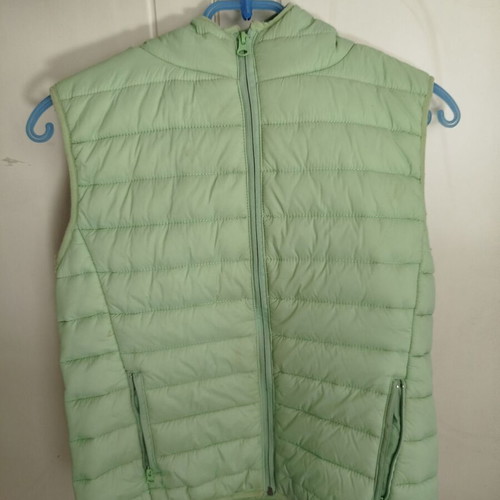 Women's sleeveless vest pistachio like new, size M