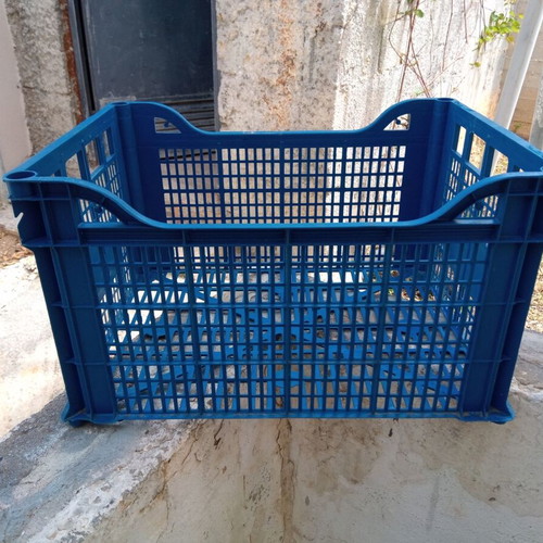 Plastic crate like new for transporting fruits and vegetables