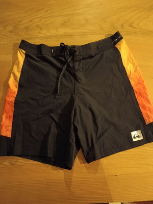 Μαγιό βερμούδα Quiksilver σαν καινούργιο, μέγεθος M, μαύρο και πορτοκαλί