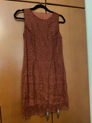 Dress with embroidered lace like new, size Small