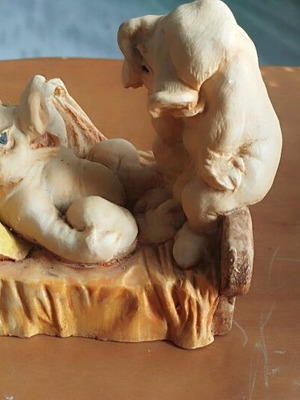 Humorous table decor like new with piglets