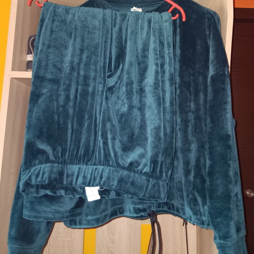 Velour sleepwear set small-medium like new, cypress color