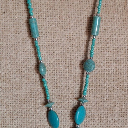 Long necklace with turquoise stones and silver beads