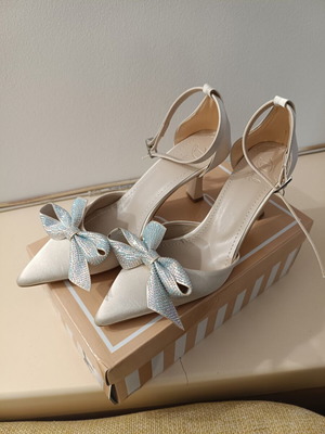 Pumps new, satin ivory with rhinestone bow, size 38, 7cm heel