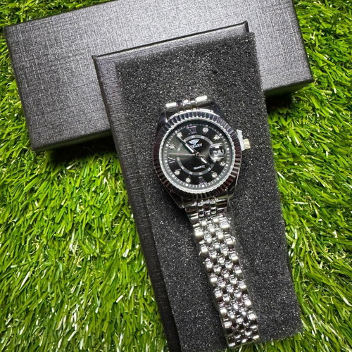 Luxurious Watch Silver and Black New Quartz with Date Display