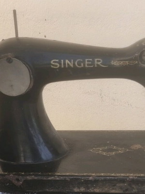 Old sewing machine used with some rust, non-functional