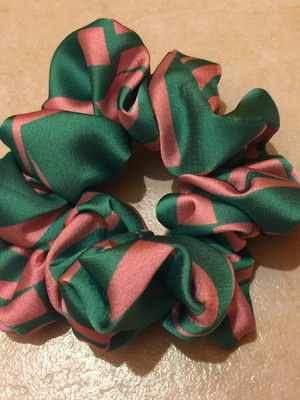 Χειροποίητο κοκαλάκι σατέν εμπριμέ με πράσινο και ροζ