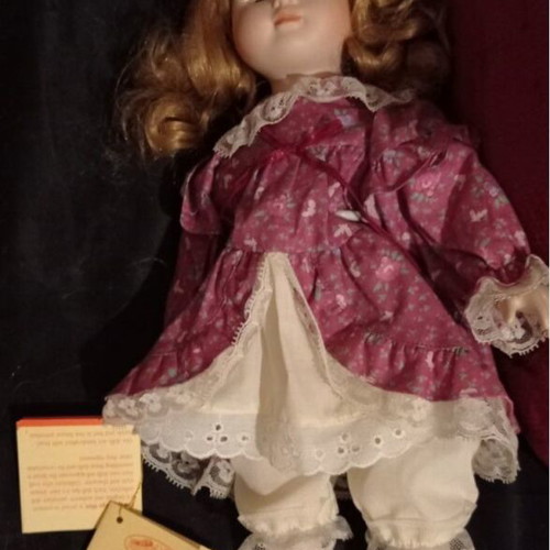 Porcelain dolls pack of 5, 3 Heritage Mint collection, like new