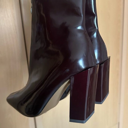 Burgundy ankle boots size 39 like new with impressive heel and zipper