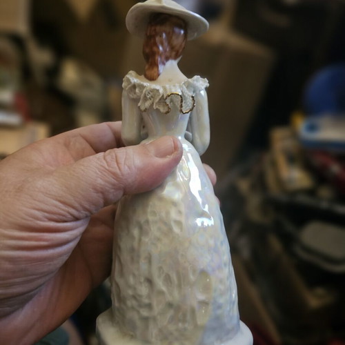 Porcelain bibelot Atelier Nofc used with garland motifs