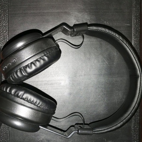 Wireless headphones like new with charger and case