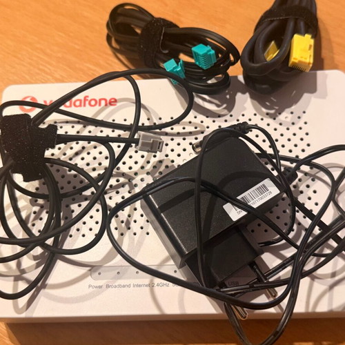 Router Vodafone ZTE ZXHN H267A like new with power and LAN cables
