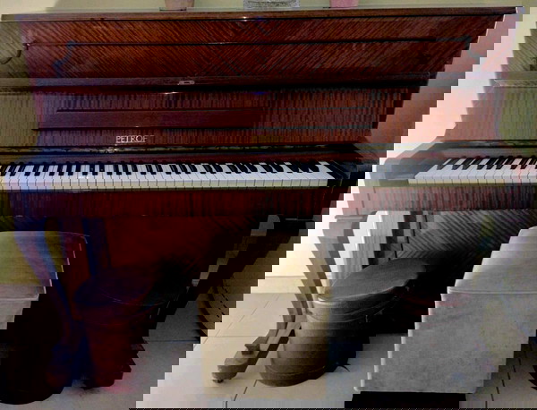 piano PETROF