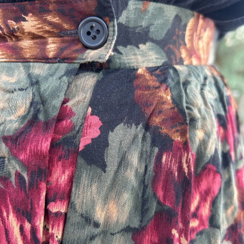 Vintage skirt like new with floral pattern, size M