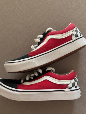 Vans Old Skool маратонки за деца номер 34 като нови червено и черно велур и плат