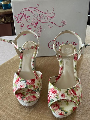 Celebrity platform shoes new with flowers size 38