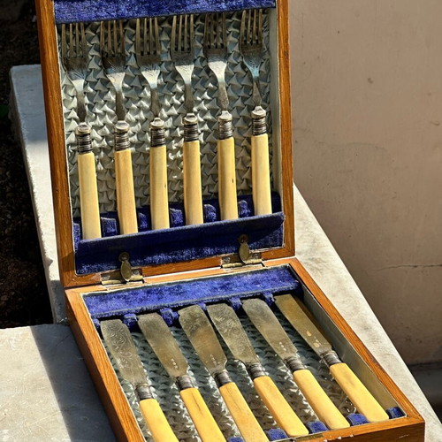 Vintage cutlery set in wooden case like new