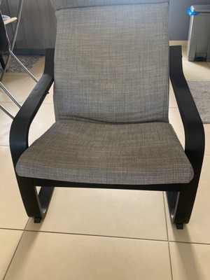 Πολυθρόνα IKEA POÄNG με γκρι υφασμάτινο μαξιλάρι και μαύρο ξύλινο σκελετό