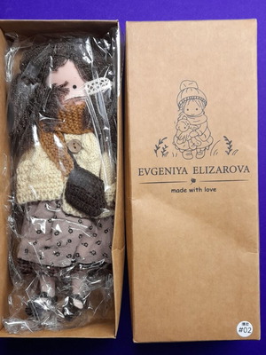 Детска кукла нова с ръчно плетени и платнени дрехи