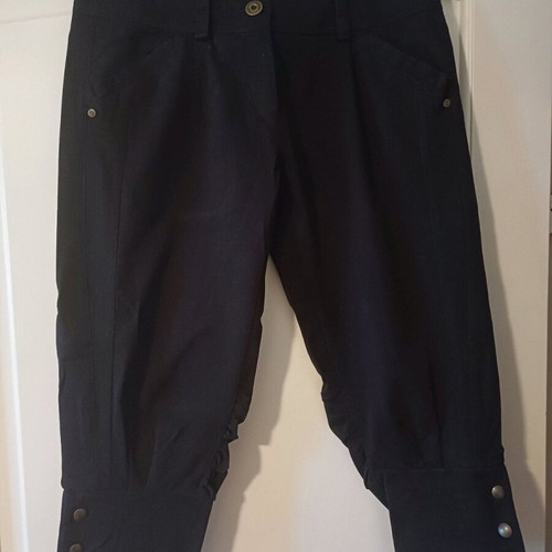 Lussile pants like new, size 44, black capri with buttons