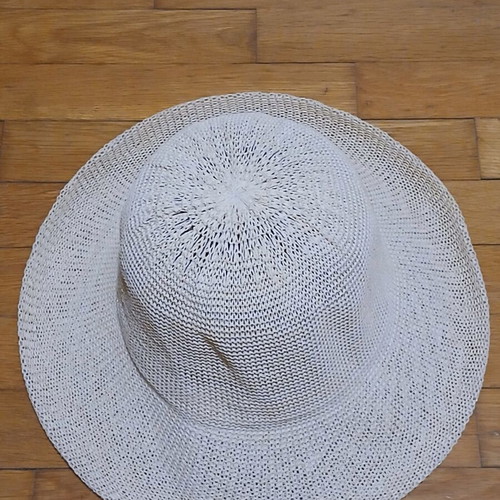 Knitted straw sun hat in ecru with tightening ribbon