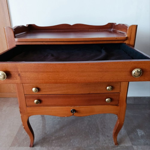 Chest of drawers made of walnut wood with velvet lining, like new